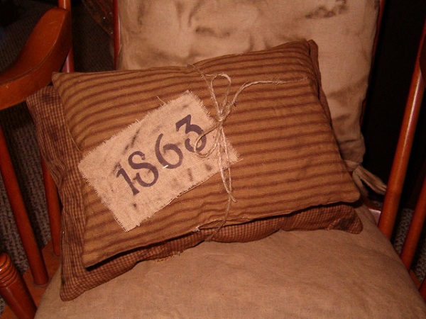1863 tan pillow set