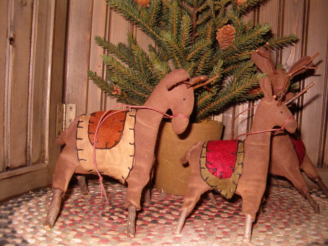 Set of three prim reindeer