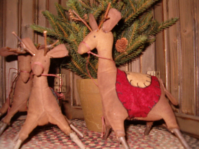 Set of three prim reindeer